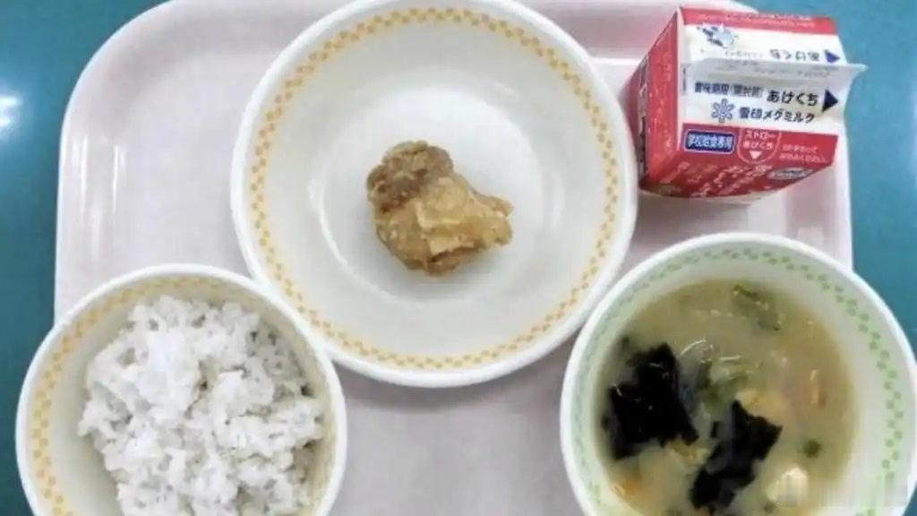 近日一位日本主播公开吐槽日本学校午餐分量极少、孩子根本吃不饱，还曝出了比分量短缺