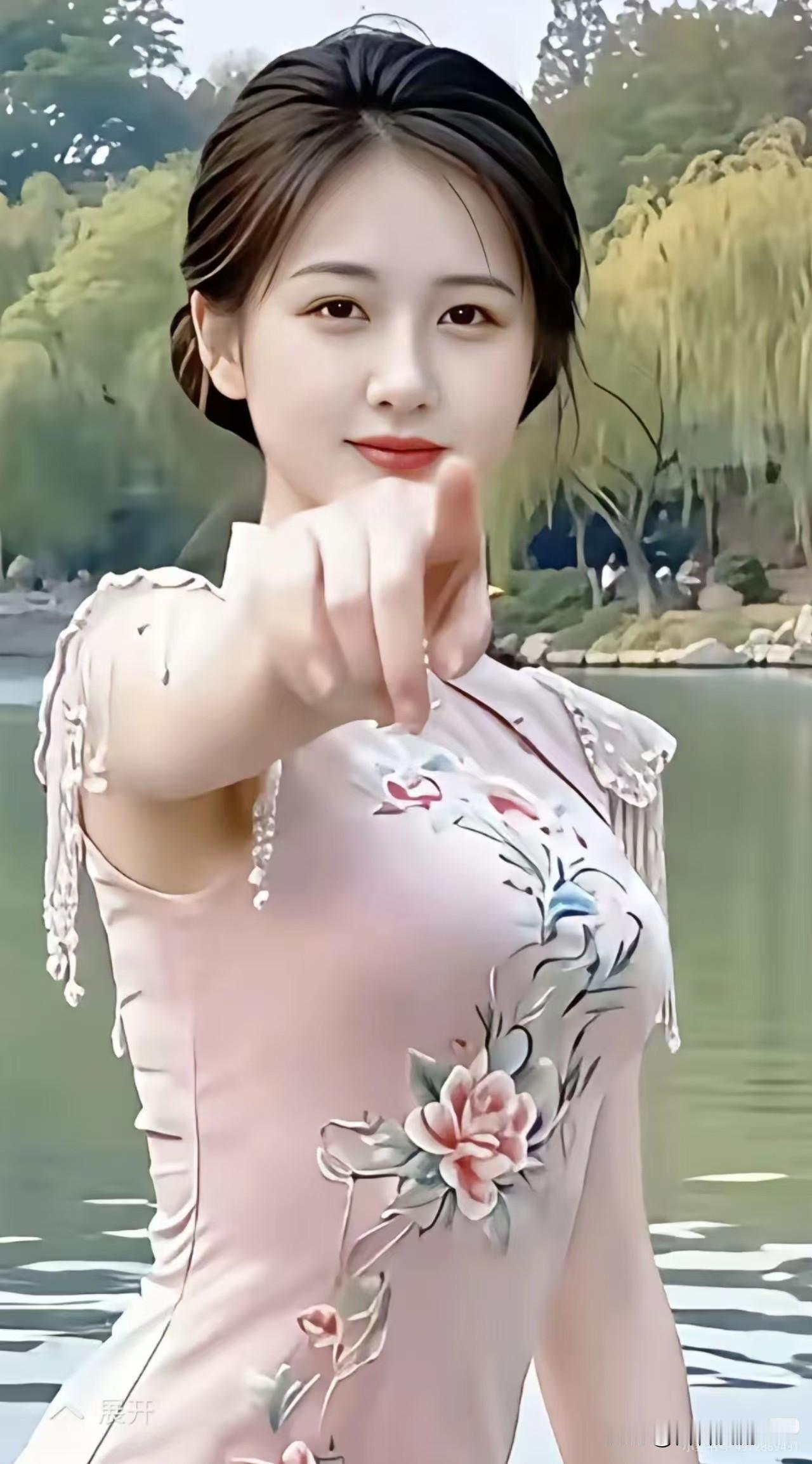 南乡一剪梅·临水旗袍
 
烟柳映清塘，粉绣旗袍韵自扬。
笑指人间风月处，眉也含芳