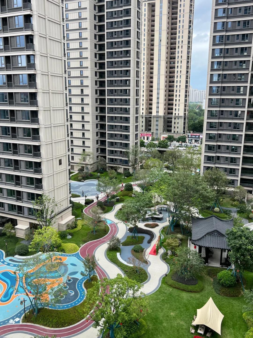 根据2026年4月的最新数据，福州房价呈现以下特点：

二手房：挂牌均价约1.8