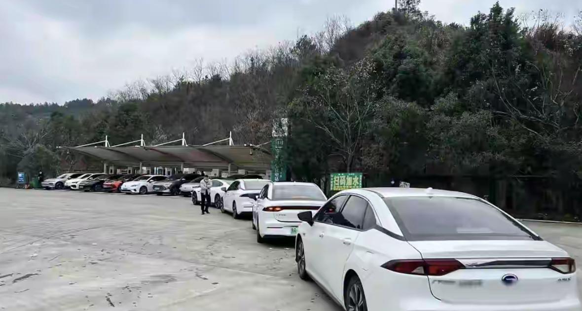 国庆假期高速堵车，新能源车主苦不堪言。张先生堵车三小时不敢开空调，怕电耗太快；河