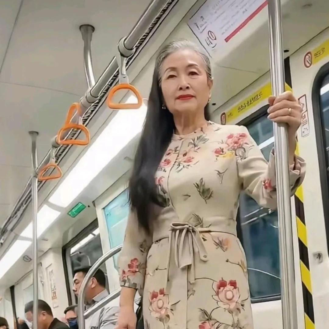 地铁里一眼就被这位阿姨惊艳到了！
 
看着已经六十多岁，一头乌黑长发，
一身雅致