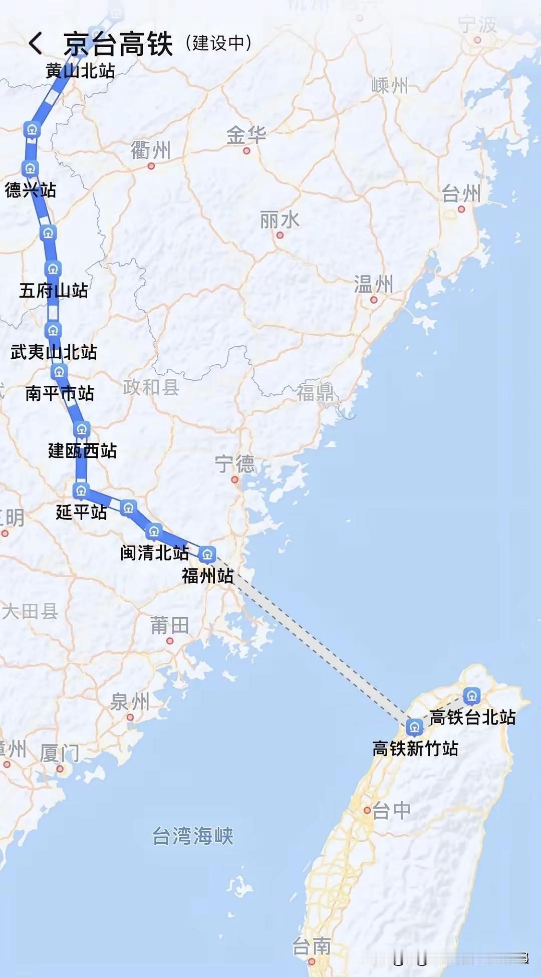 在福建厦门买了一坨福鼎白茶，今天泡了一杯，感觉像云南的普洱茶，味道有点淡远，就像