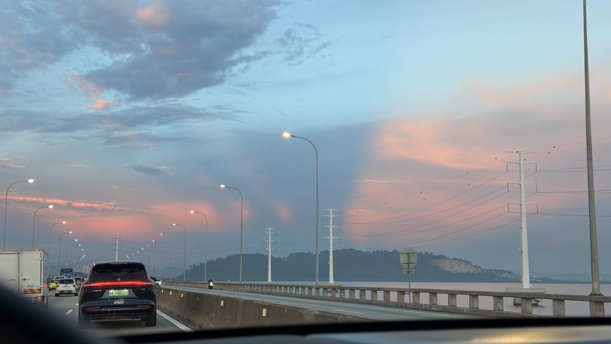 虽然今日深中通道很堵车
但晚霞真的很漂亮，吹着微微的海风
特别的舒服，很久没有这