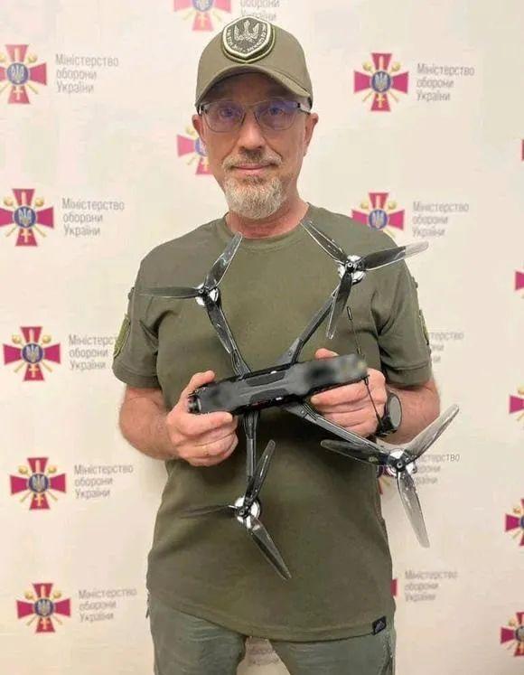 乌克兰媒体不无批评的称，国防部根本不关心FPV无人机的生产，按照这个生产速率下去