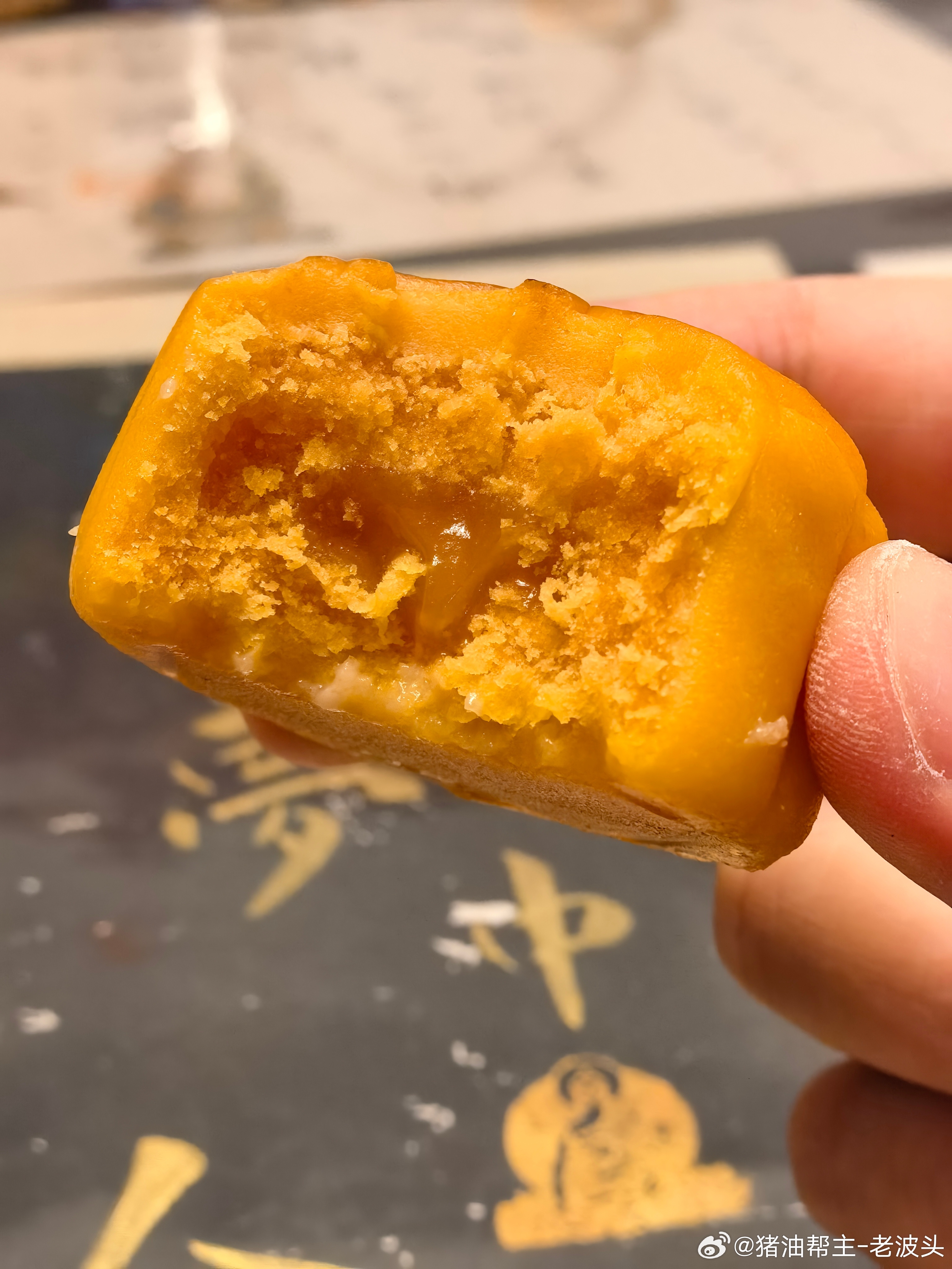 用“甬府”奶黄流心月饼，​放自己一马，​放大家一马。​有道是，​敬一丹去世，​惊