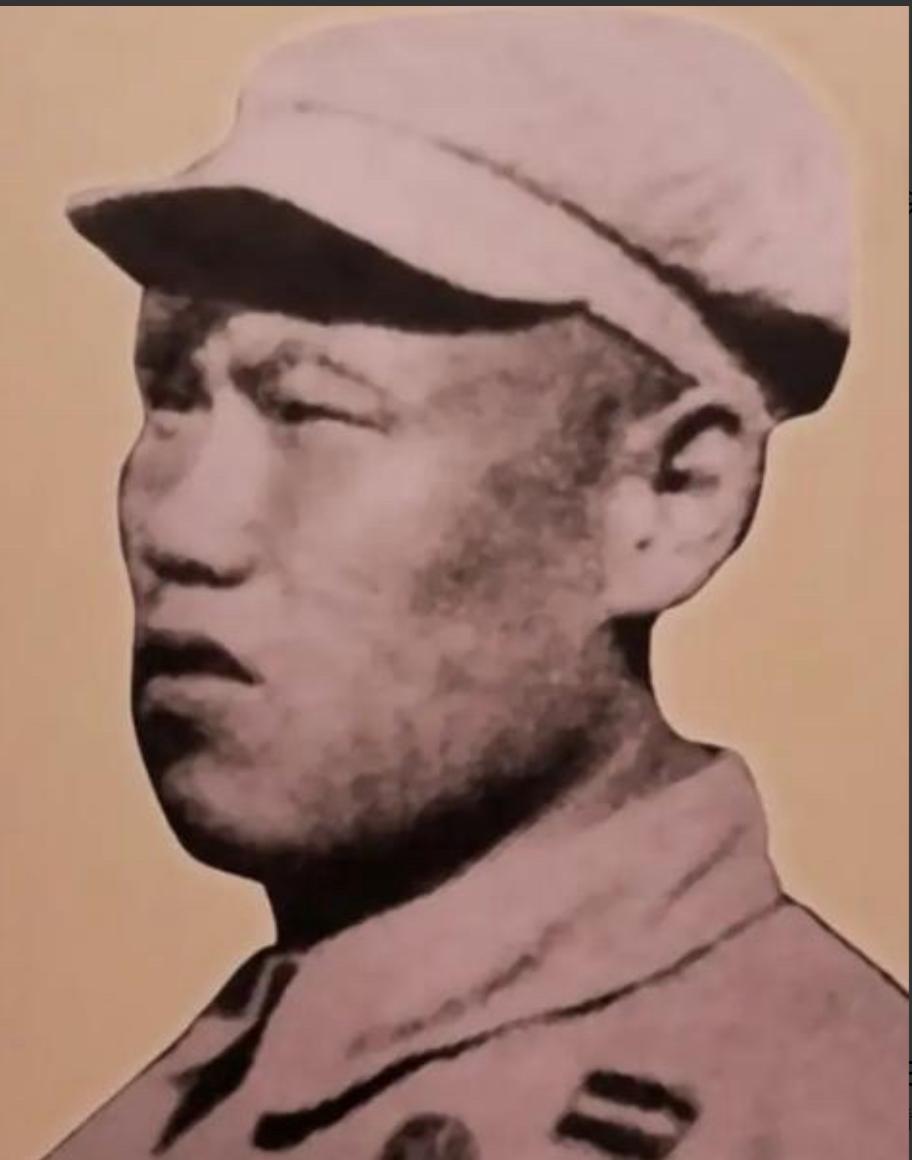 1951年，担架员送手榴弹上前线。阵地上干部全牺牲了，只剩15个新兵乱作一团。他
