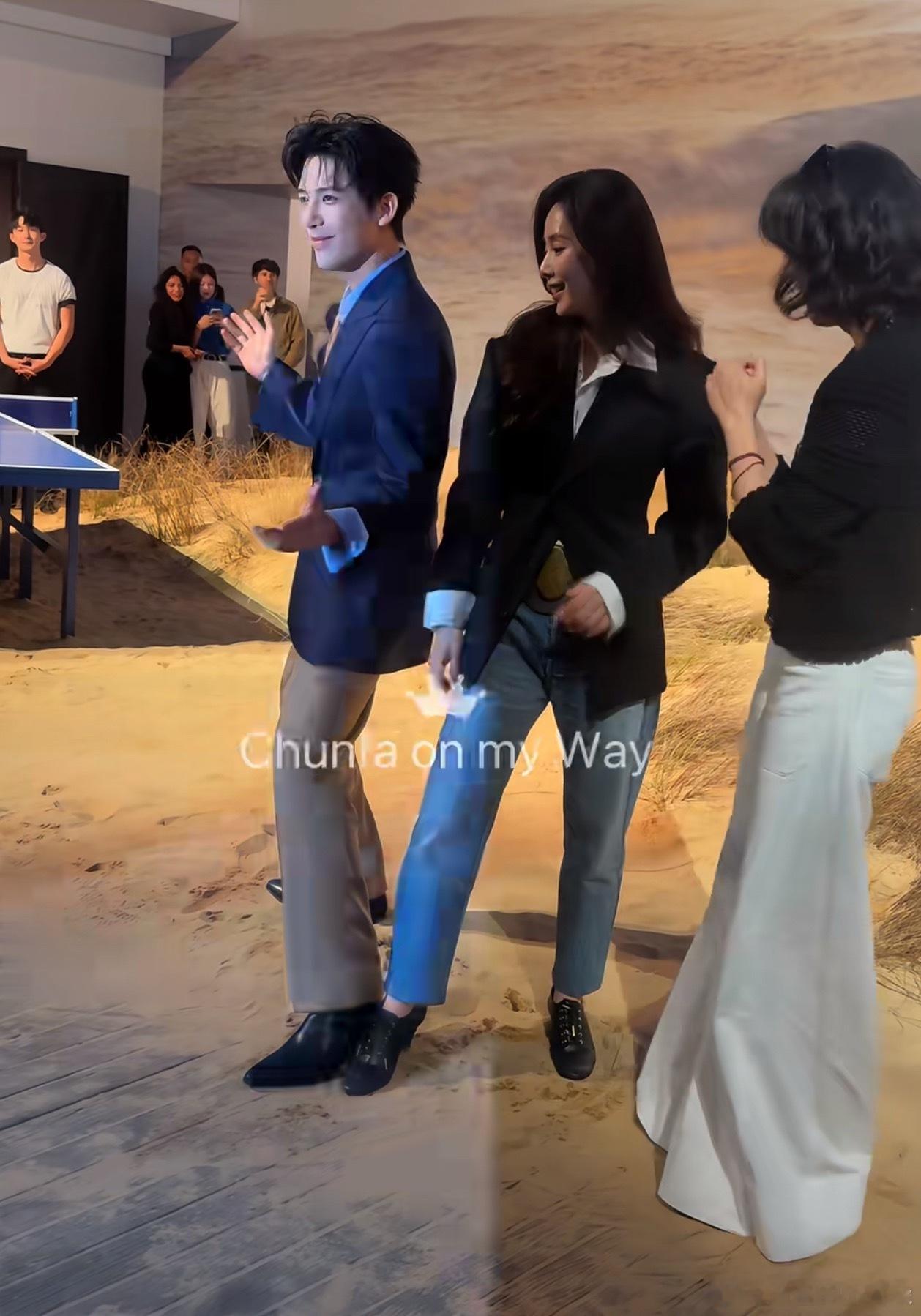 看不懂，一定要这样腿叉开踮着脚站吗？ 