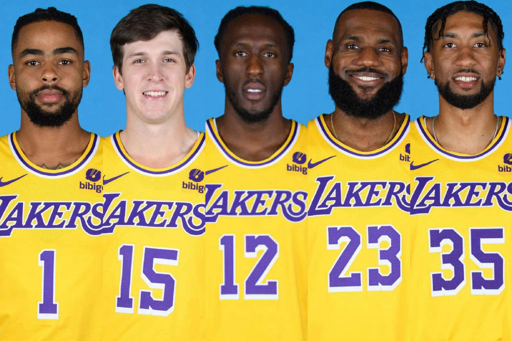 #湖人vs火箭##NBA你我皆主角# 双方首发如下：湖人首发：拉塞尔、里夫斯、普