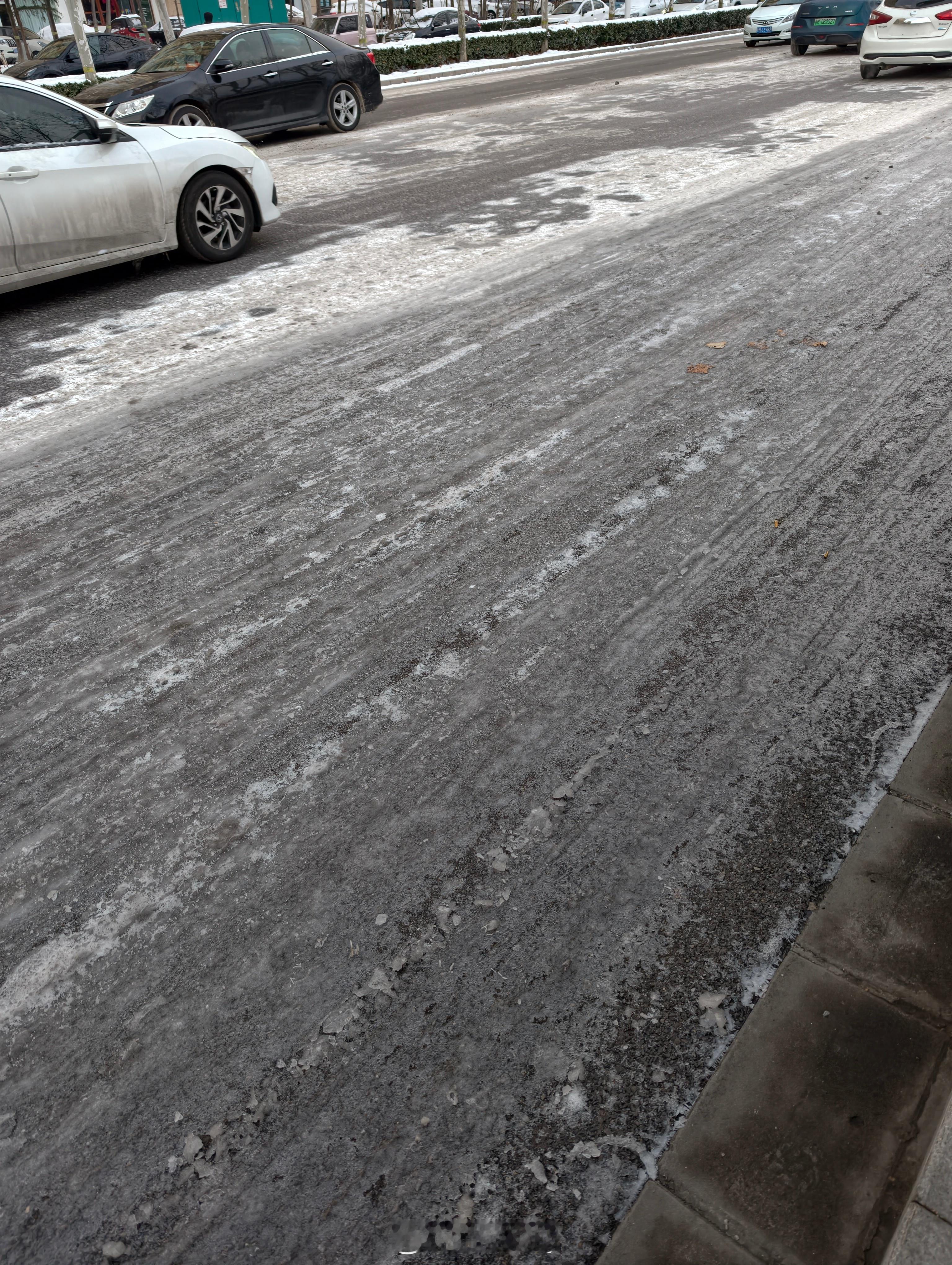 下雪的时候其实不怕啥怕的是下雪后两天这种冻的结冰的路面猫是不敢开车的还好等了一会