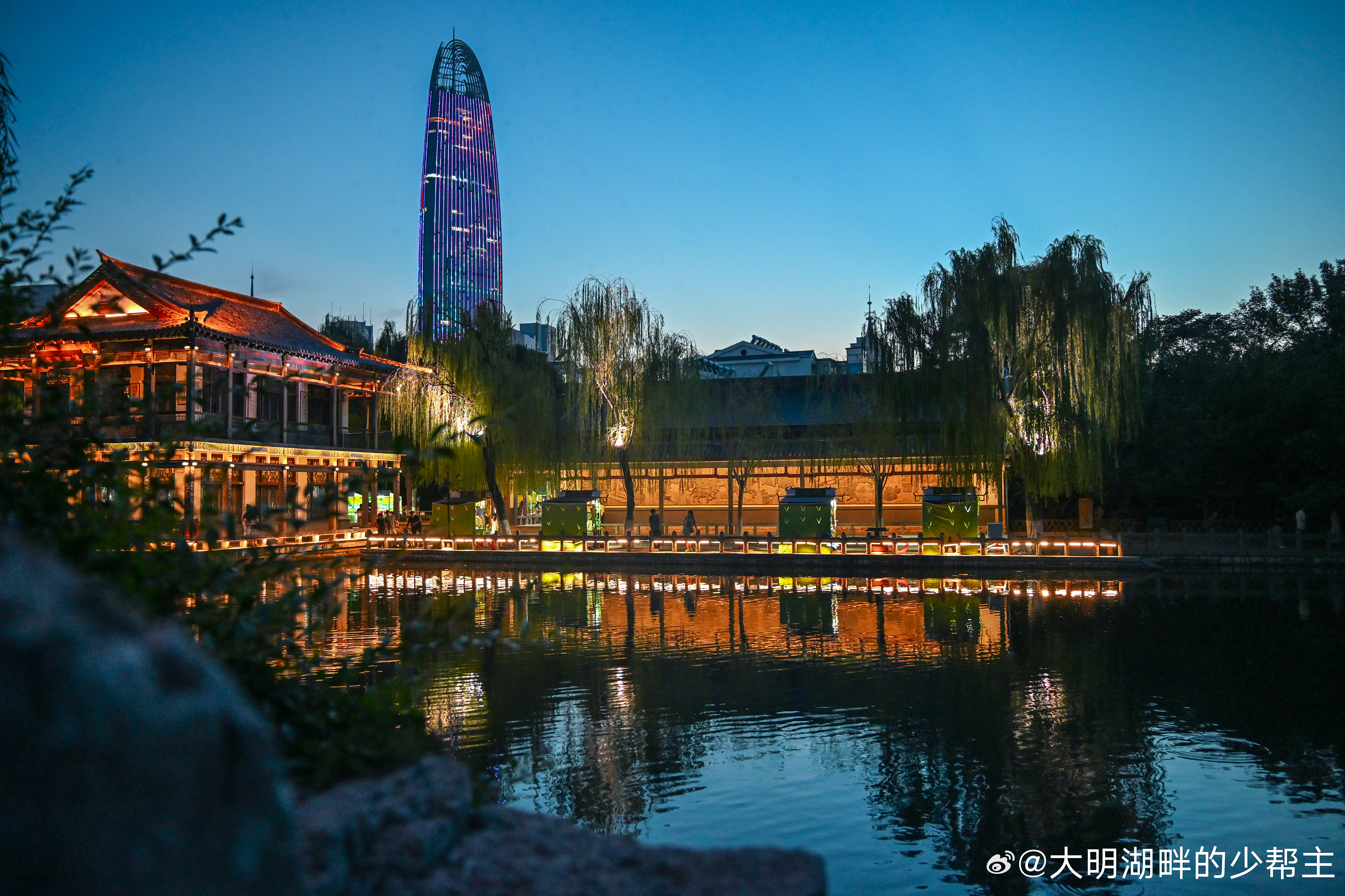 五龙潭夜间模式才是真天花板，白天的暑气被月光揉碎成泉底的星子，石板路浮起青苔与唐