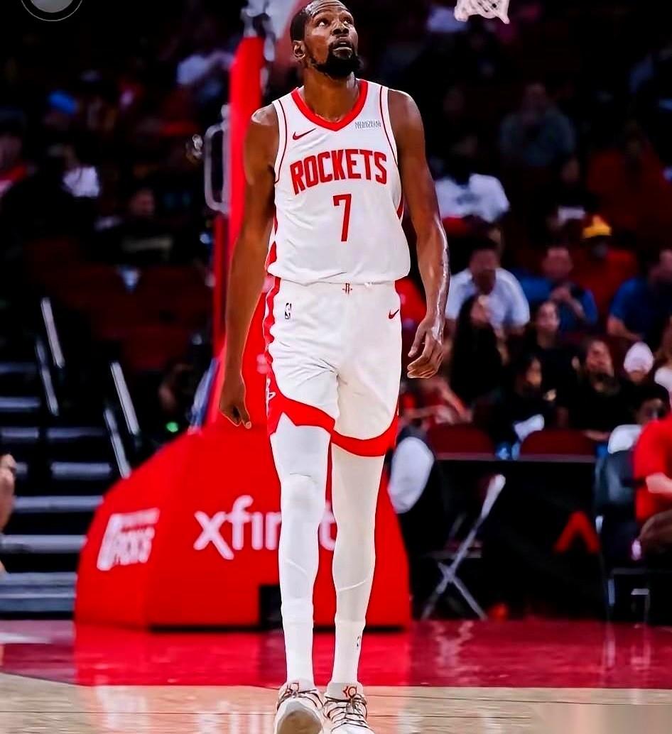 杜兰特一伸手要球，我就想笑。
真的，不是黑他。就是觉得这画面特别拧巴。
以前在勇