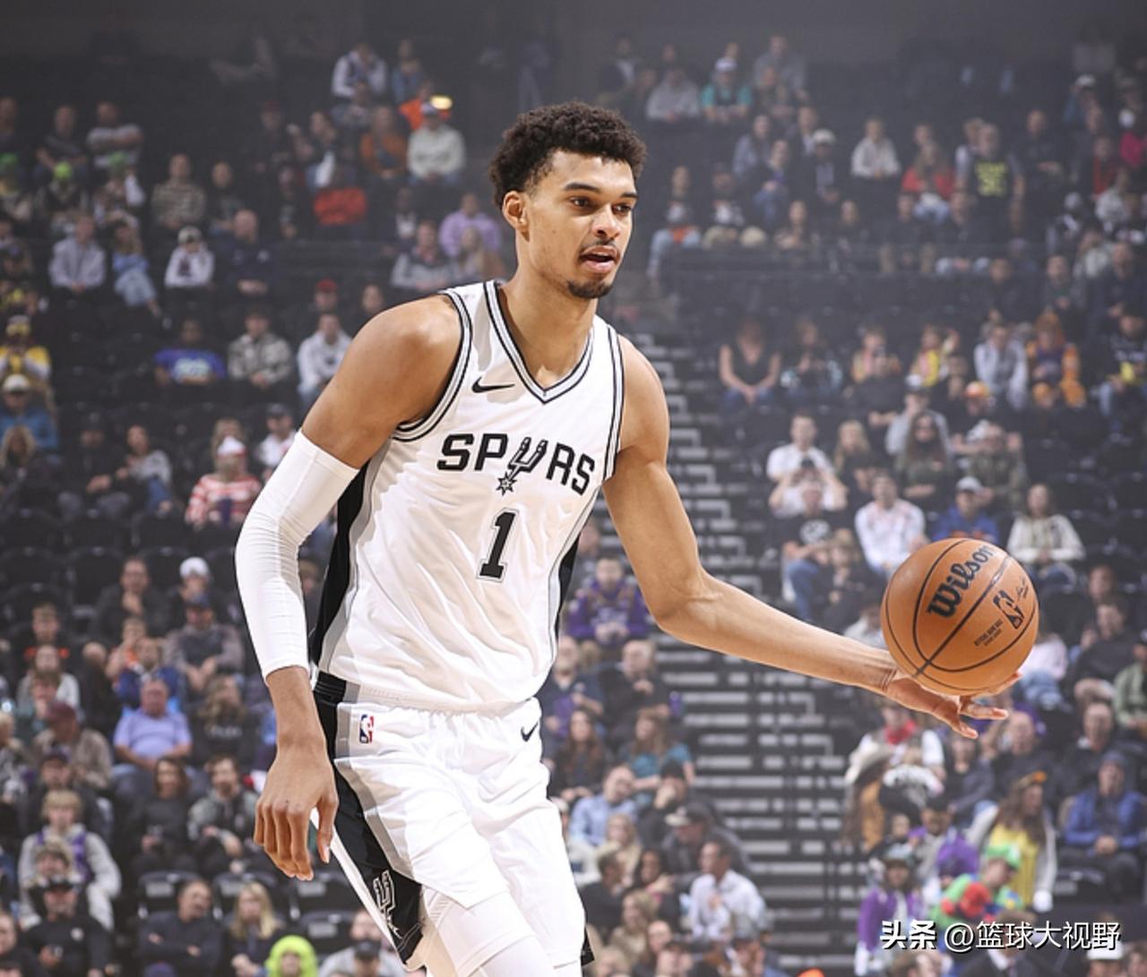 文班亚马今日砍下25分9板7助攻5抢断5盖帽，这是他第二次达成25分5板5助攻5