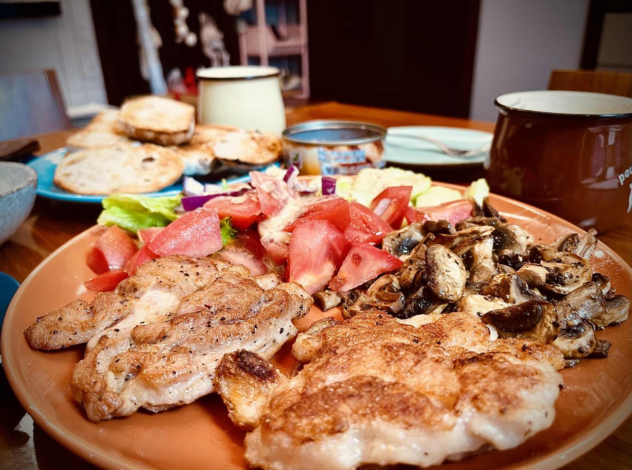 煎了两块鸡腿肉，煮了两个母鸡蛋，煎了两片鲜口蘑，烤了两片咸面包，切了几片鲜蔬菜，