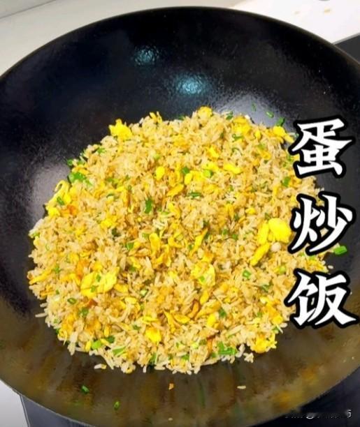准备剩米饭一碗、鸡蛋2个、葱花少许、盐、生抽。
鸡蛋打散，热锅倒油，蛋液下锅快速
