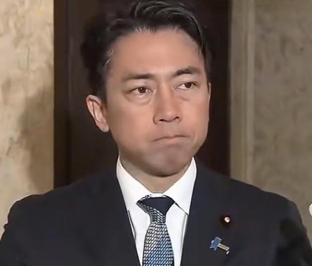 日本小泉防卫相脸上的愁容，一目了然！
当记者把“中东战乱持续下去，日本是否会面临