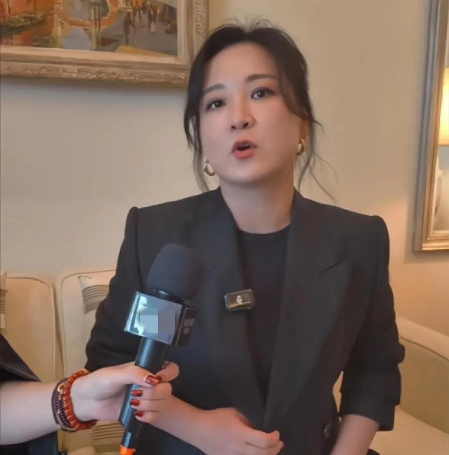 贾玲和她捧红的影后张小斐
正式脱离老板员工关系？
12年的姐妹情画上句号？
从贾