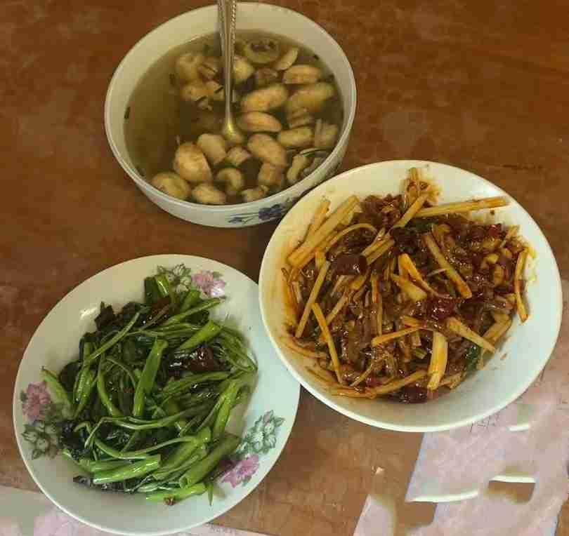 昨晚在仙女山镇住了第一晚感觉有点凉快，一床空调被盖起还有点冷，我又搭了一床，两床