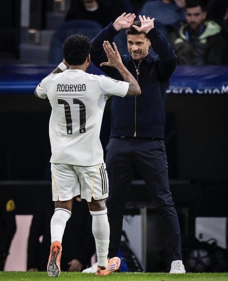 科贝：有报道说球员们不支持哈维·阿隆索，想把他赶走。事实恰恰相反。球员们都表示支