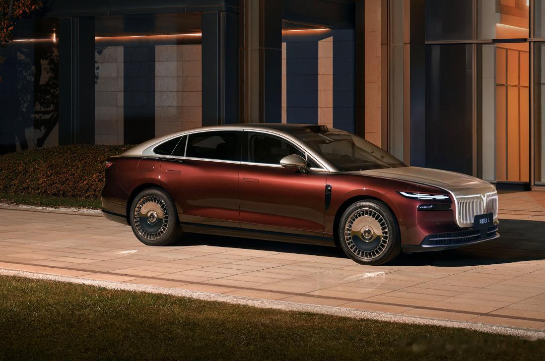 岚图追光L正式上市，总结一下这台车的信息点：1、推出2个配置版型，指导价为27.