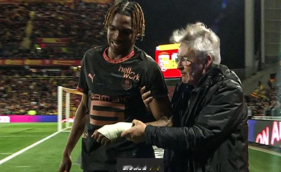 雷恩主帅哈比布-贝耶确认，今夏将加盟利物浦的中卫雅凯在对朗斯的法甲比赛中肩膀“严