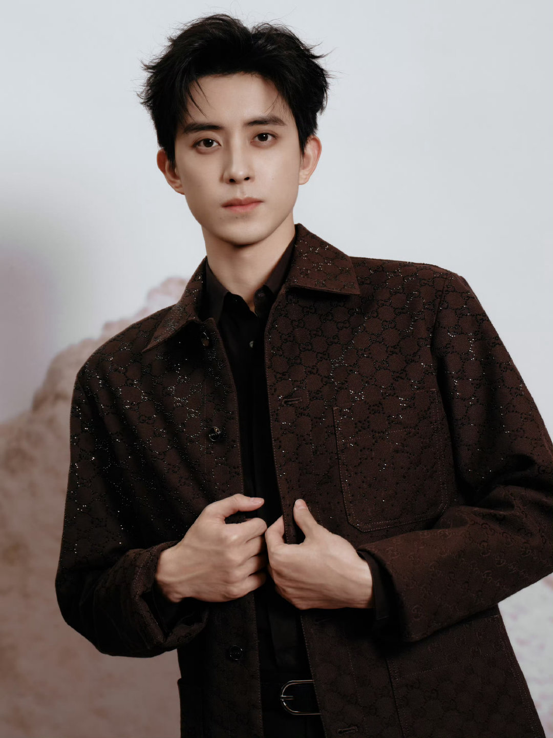 敖瑞鹏｜Gucci Beauty直播造型出图，身穿同品牌棕色刺绣夹克，缀以细闪亮