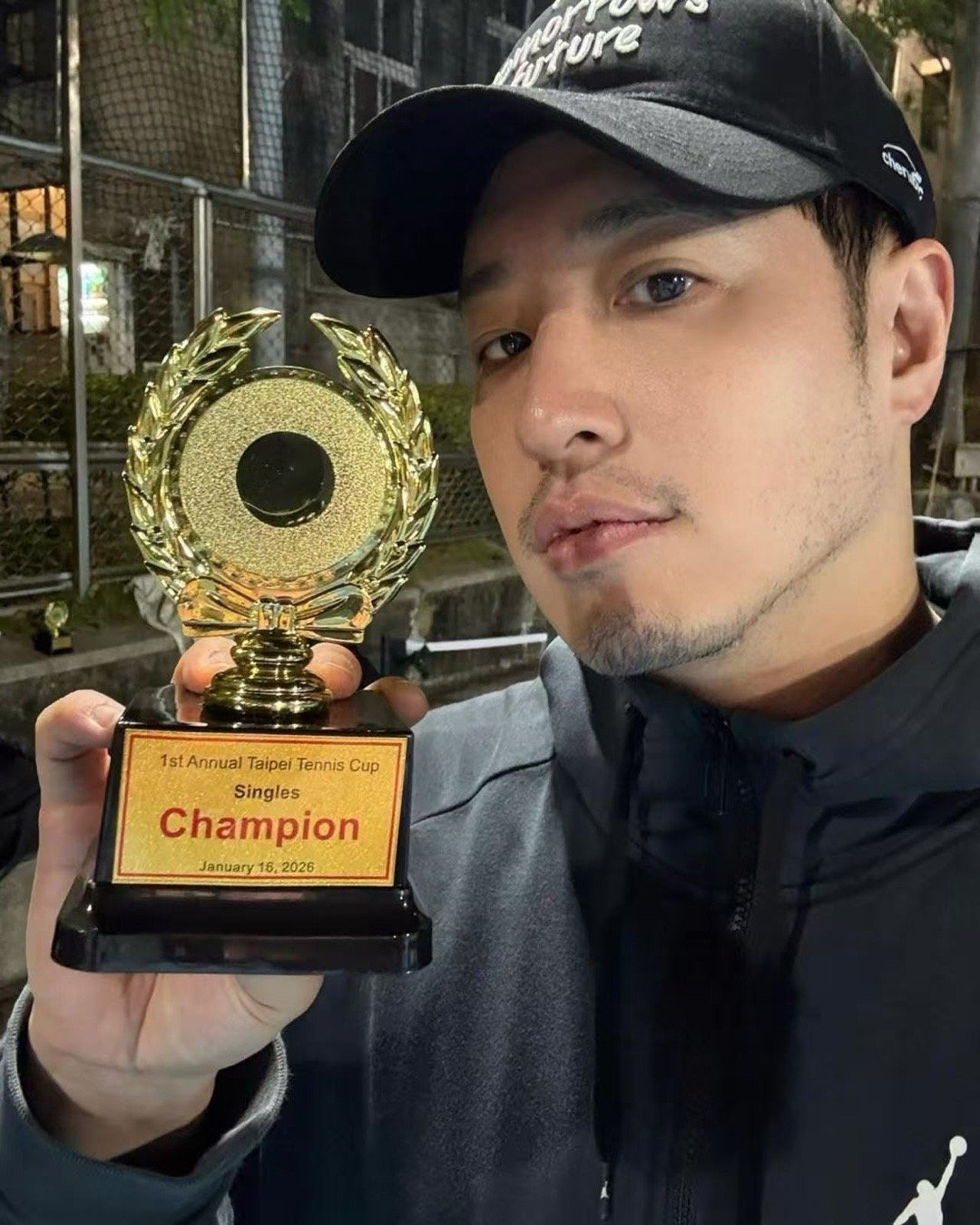 没想到潘玮柏也是网球高手，拿到了台北地区网球杯的第一名。好事网友表示：“你应该代