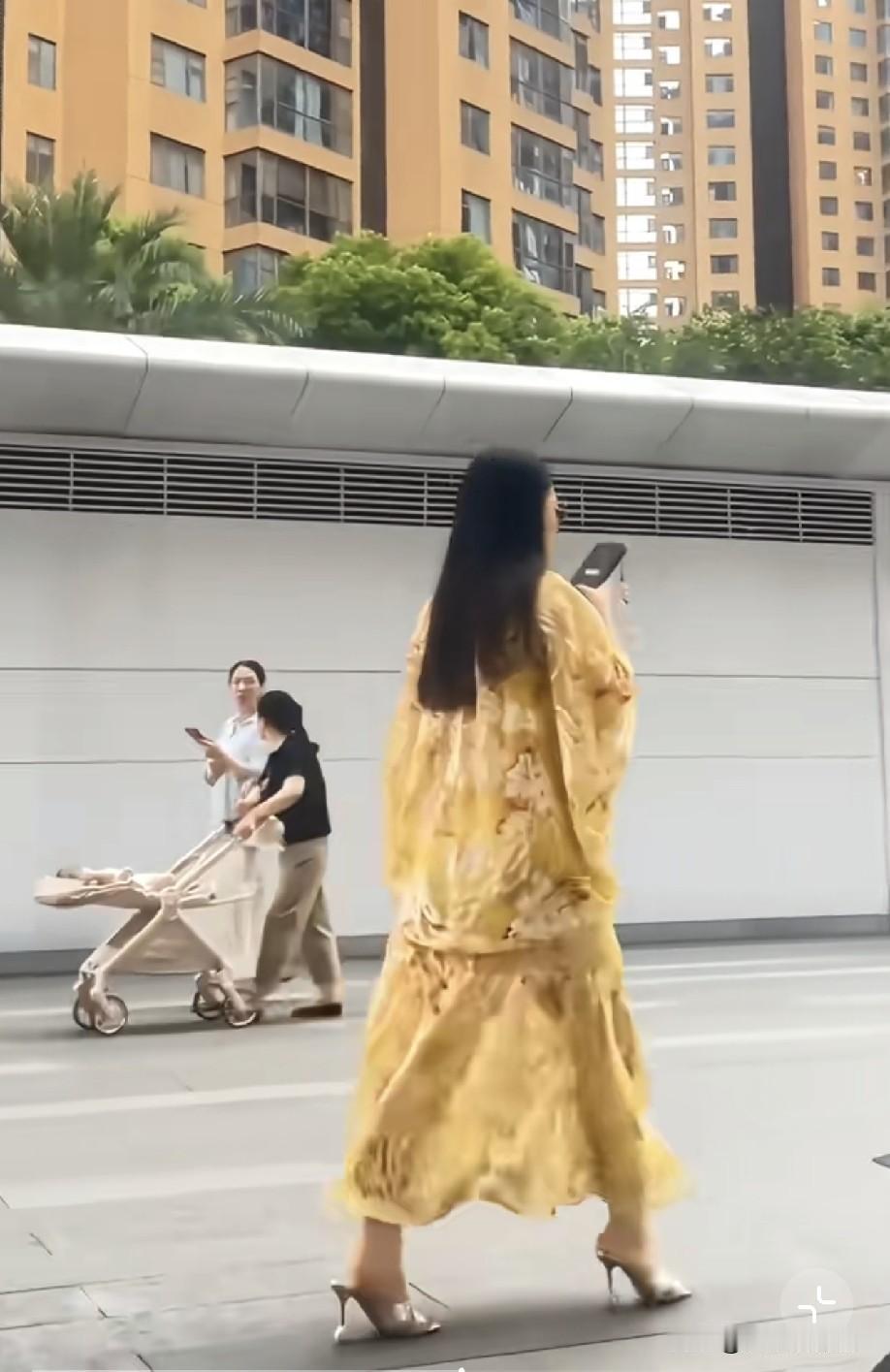 有网友长沙偶遇李湘一家三口，真应了那句话“离婚不离家”！

王岳伦和王诗龄走在前