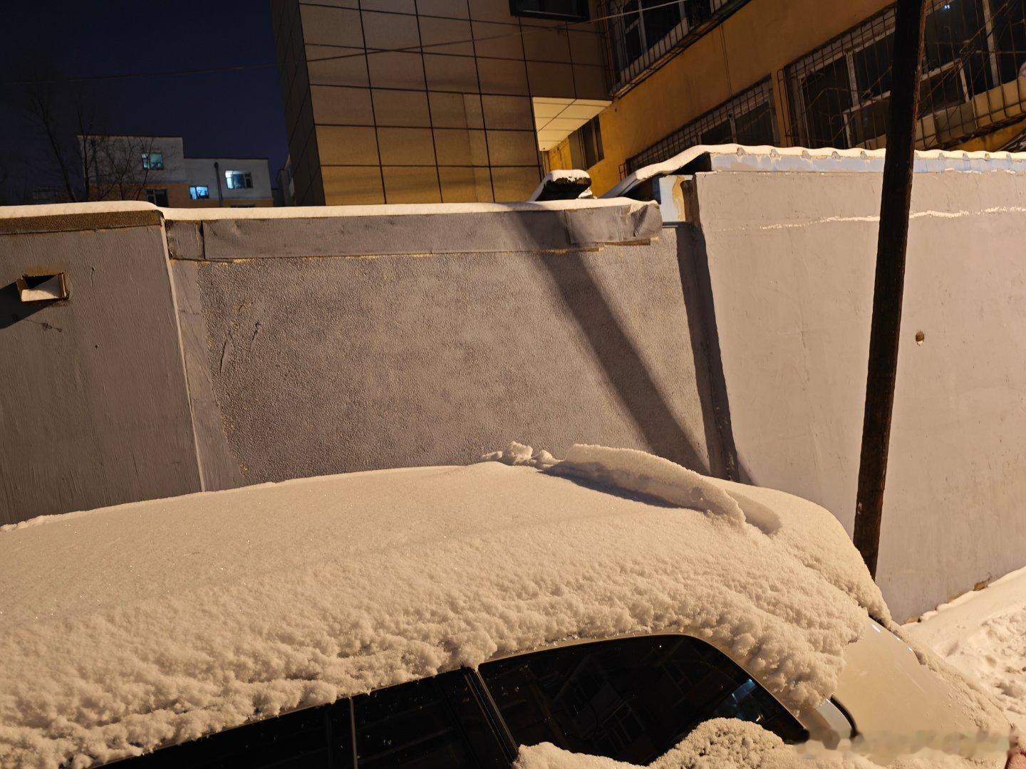 人可以懒什么样车上的积雪不管直接开车后备箱在车顶形成了一个“冰雪长城” 