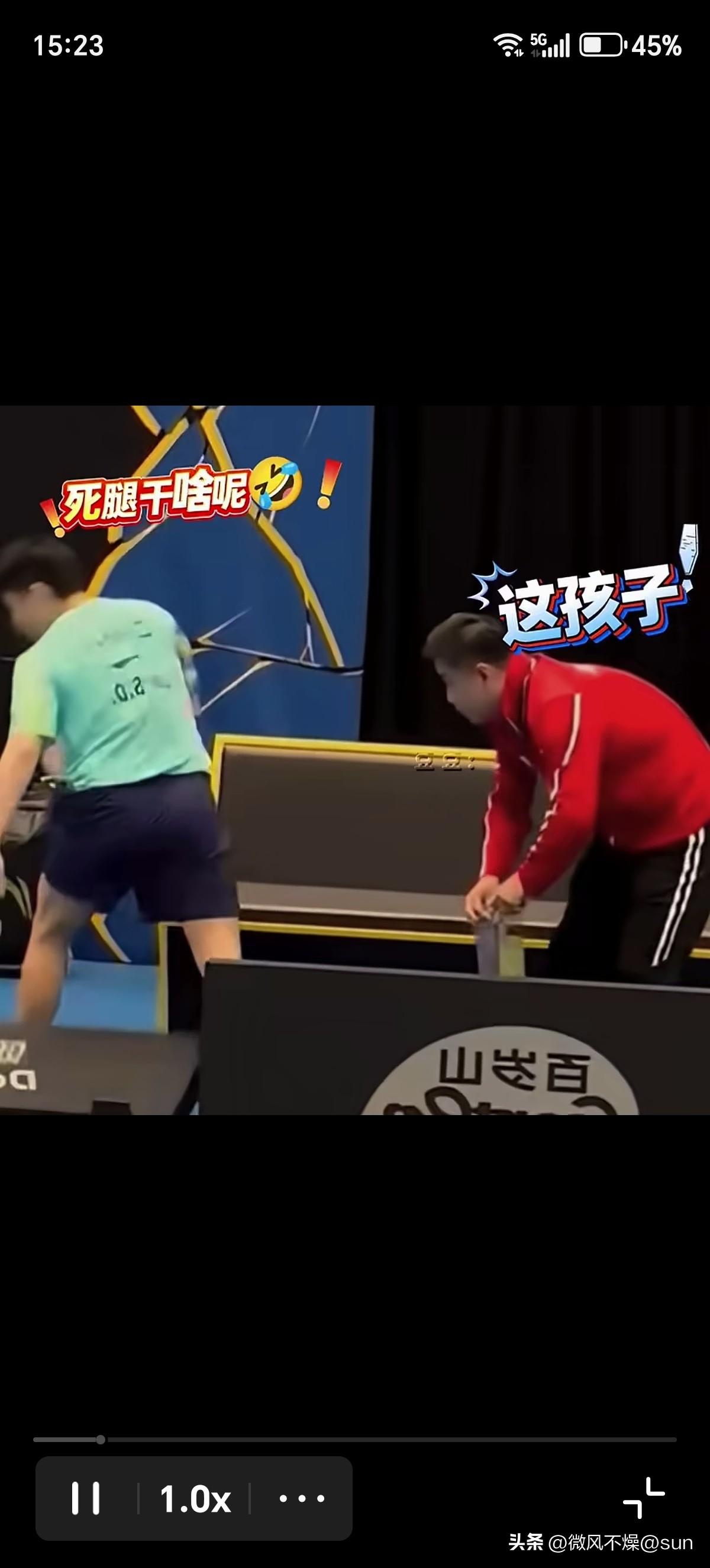 小石头比赛结束后，想去场边收拾东西，不小心把围栏绊倒了。

皓哥看了一眼，马上把