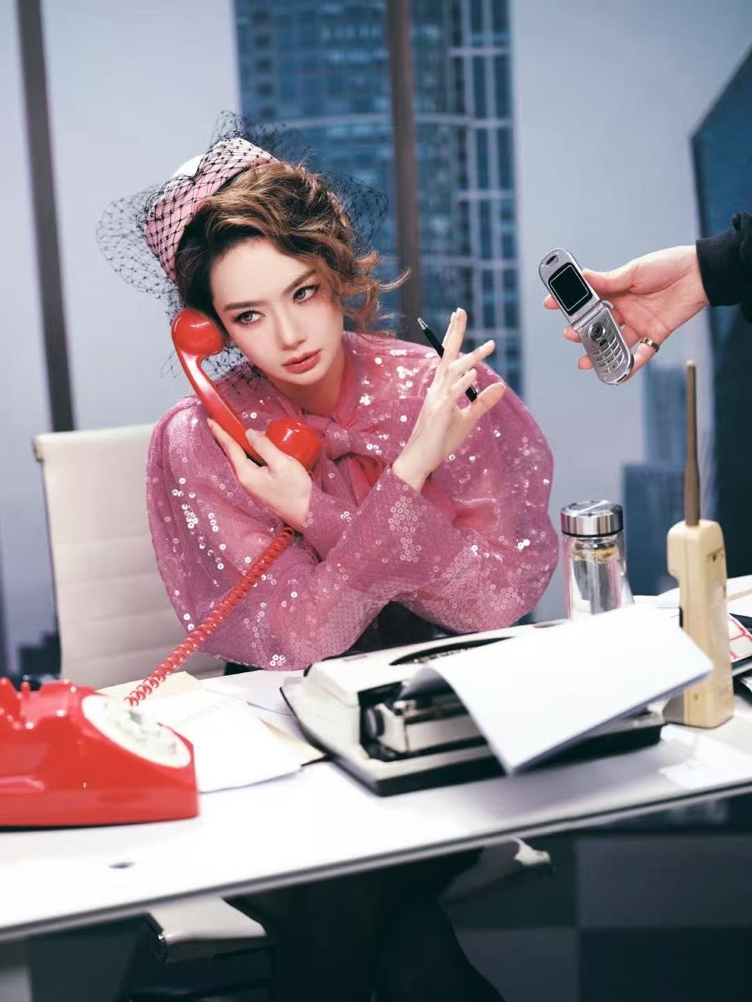 戚薇也被父母硬控过戚薇你的童年我的童年好像都一样  戚薇录《大侦探》看到道具书包