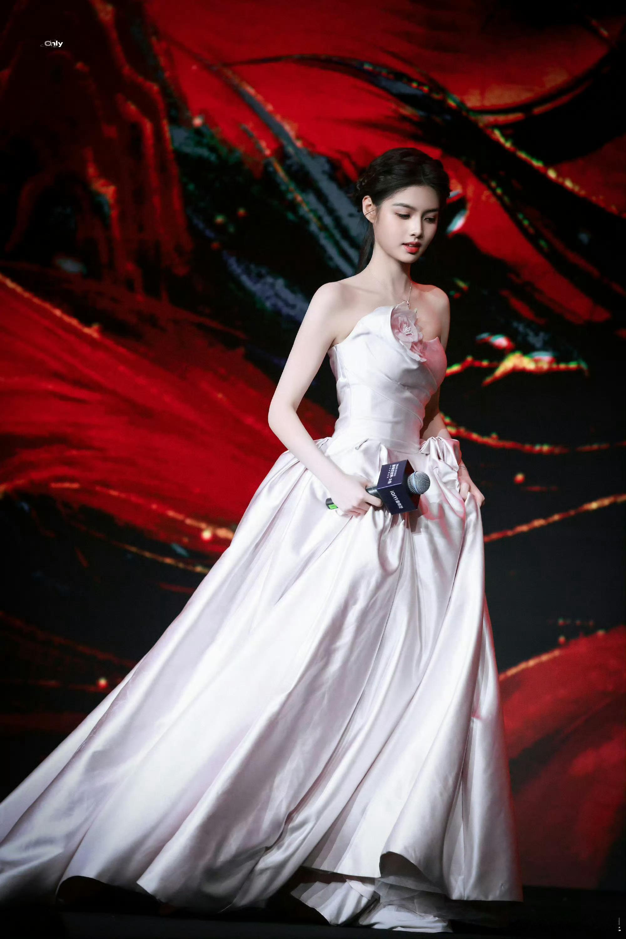 十八岁的艾米18岁的演员艾米太亮眼啦！明眸皓齿像出水芙蓉，浑身上下都透着少女的灵