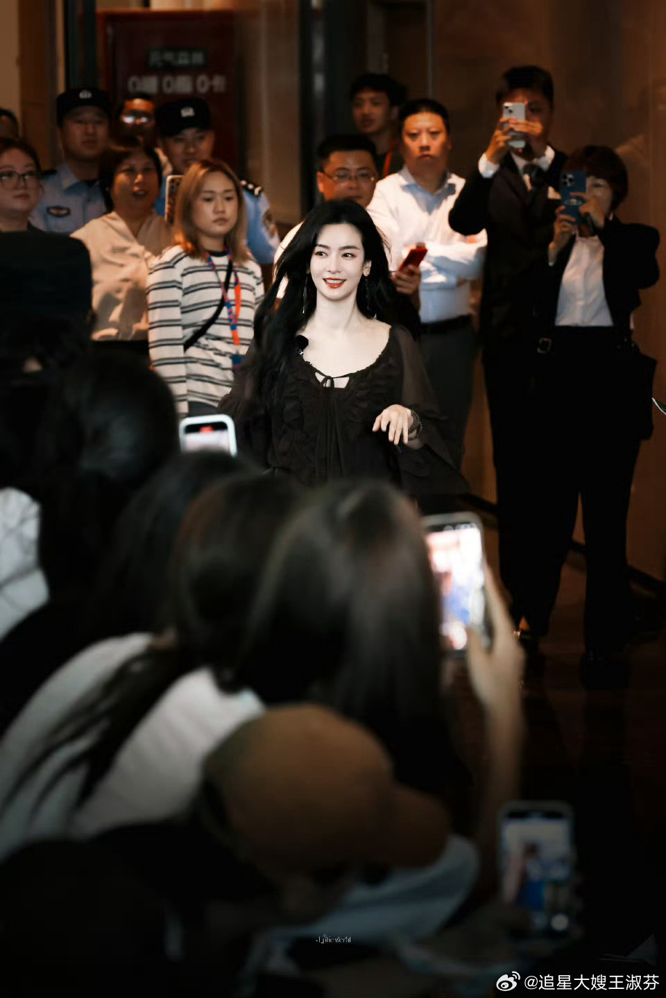李晟 温柔妈咪 这不是妈咪是什么！好温柔的妈咪[流鼻血][流鼻血]黑裙➕大波浪！