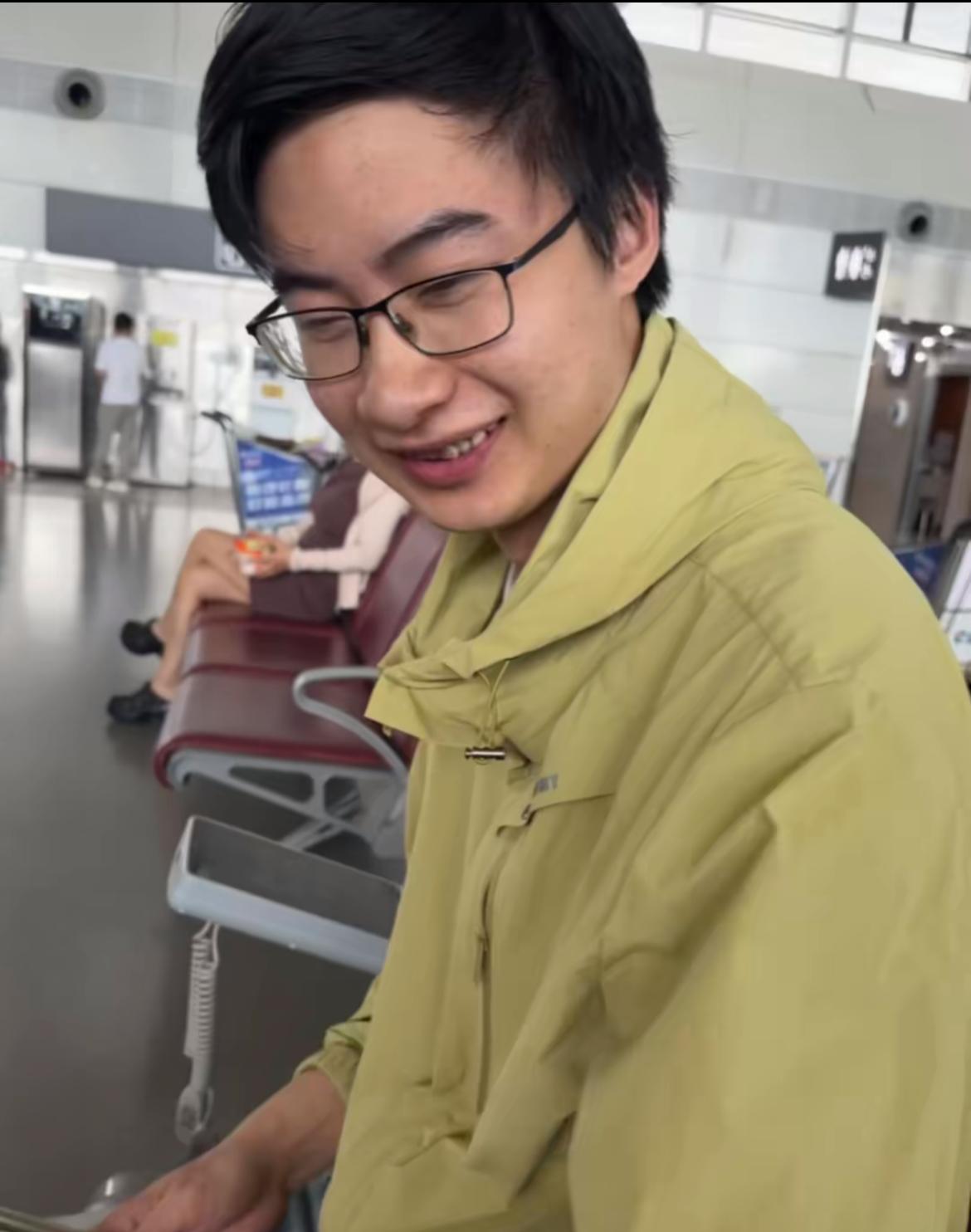 “寒门贵子”庞众望现身候车厅被集邮
细节动作丝毫没有“派头”，满满的温馨，不过这