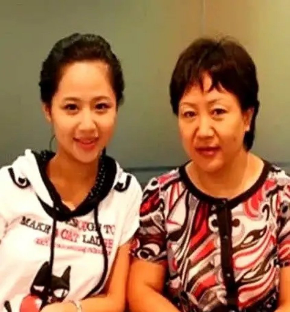杨紫整容传言被终结！童年照片铁证如山。杨紫从小在《家有儿女》中亮相，观众见证了她