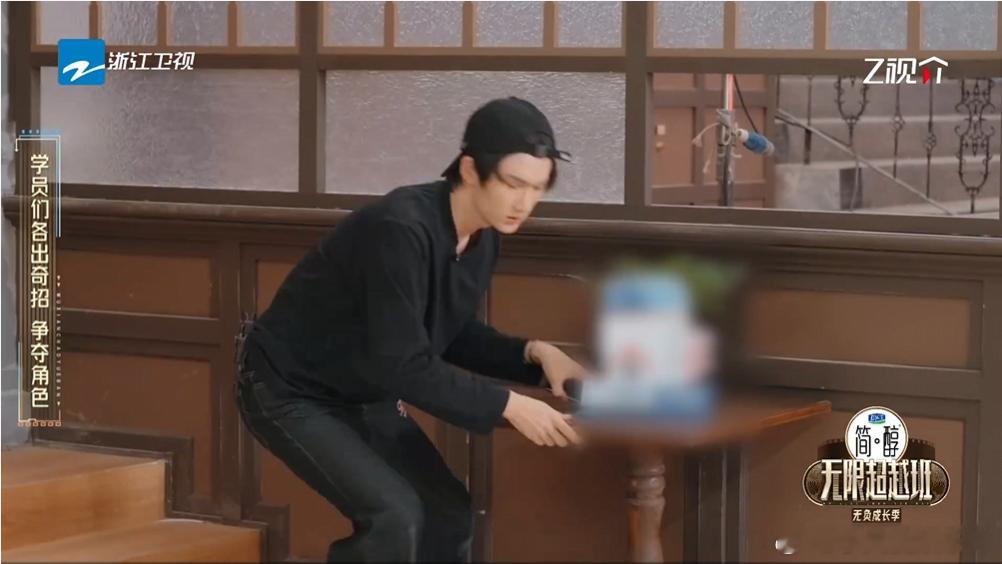 余宇涵成吴镇宇人形挂件了 被余宇涵的表演创意折服！化身“人形挂件”的他，用独特的