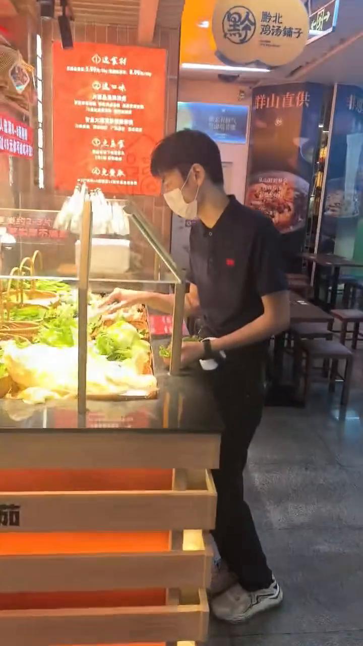 福克麻辣烫现在也改成了麻辣香锅，这个品类今年会爆发吗？拭目以待。
同样是自选自助