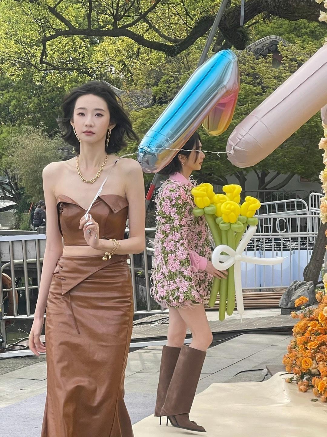 张艺凡瘦了好多美丽冻人了啊！又瘦又美，身材比例逆天了，但是太瘦了点啊，注意身体！