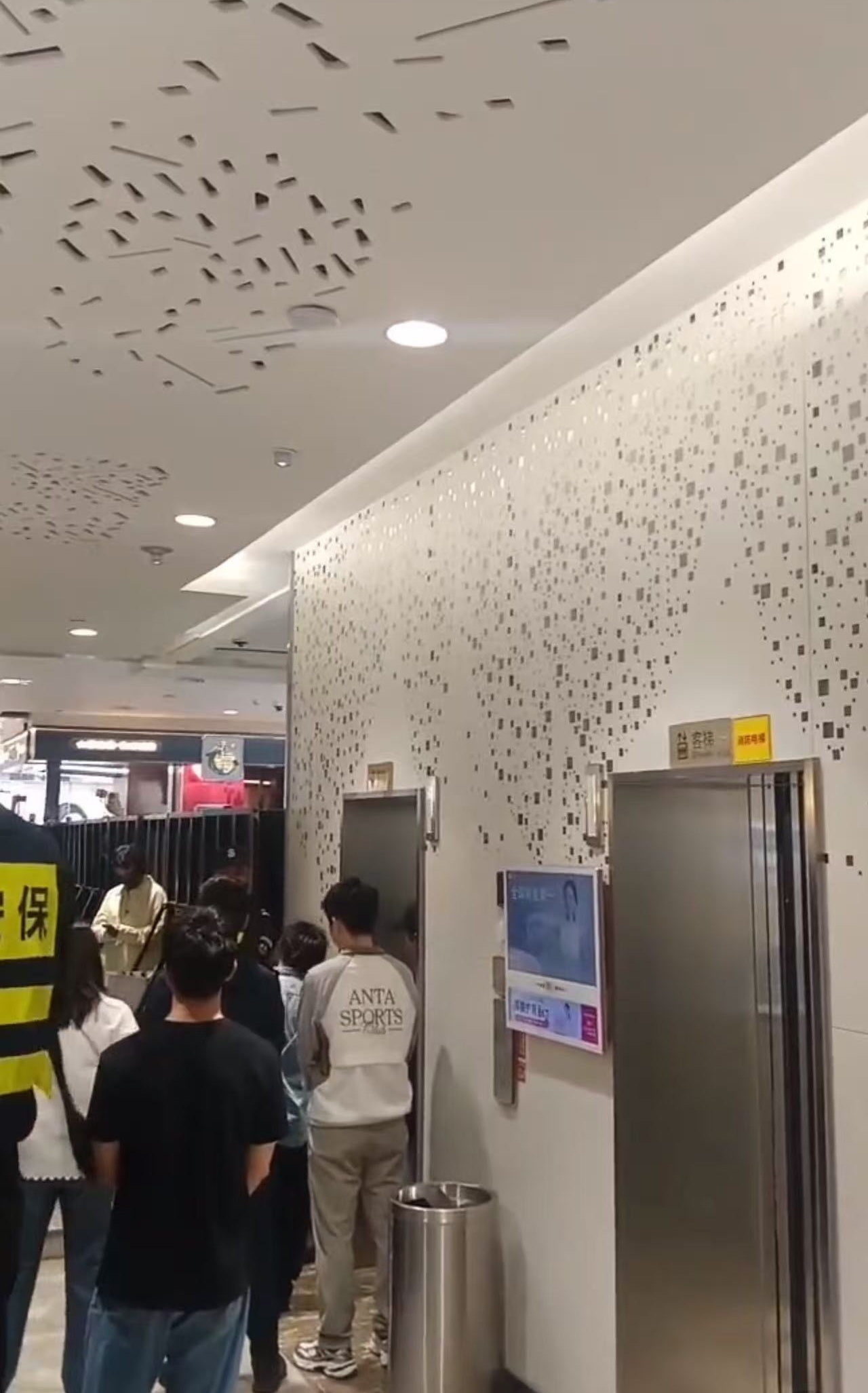 高高廋廋的背影，竟然是我的振东宝宝，麻麻心疼了 ​​​