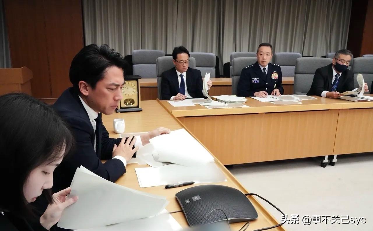 彭博社今天报道：“日本防卫大臣小泉进次郎表示，在特朗普于本周晚些时候与高市早苗举