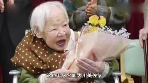 抱抱你，心里一定又空又疼吧。
 
她是世界上顶好顶好的老太婆，那她一定也把你放在