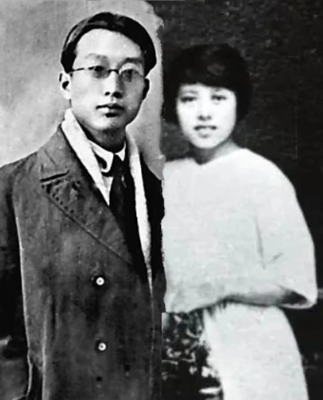 1923年，19岁的丁玲爱上了老师瞿秋白。不料，瞿秋白却娶了她的闺蜜王剑虹。54