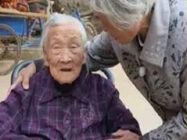 河南长寿104岁妈妈摸头哄81岁女儿“谁有我有福，我都81了岁还有母亲在”

这
