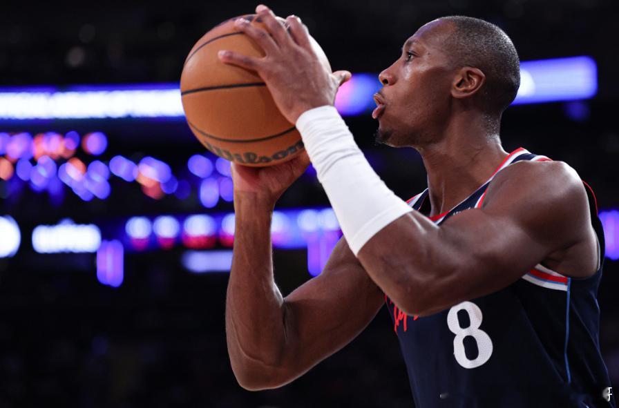 今天，快船球员克里斯·邓恩在训练结束后接受了采访。邓恩本赛季三分命中率37.2%