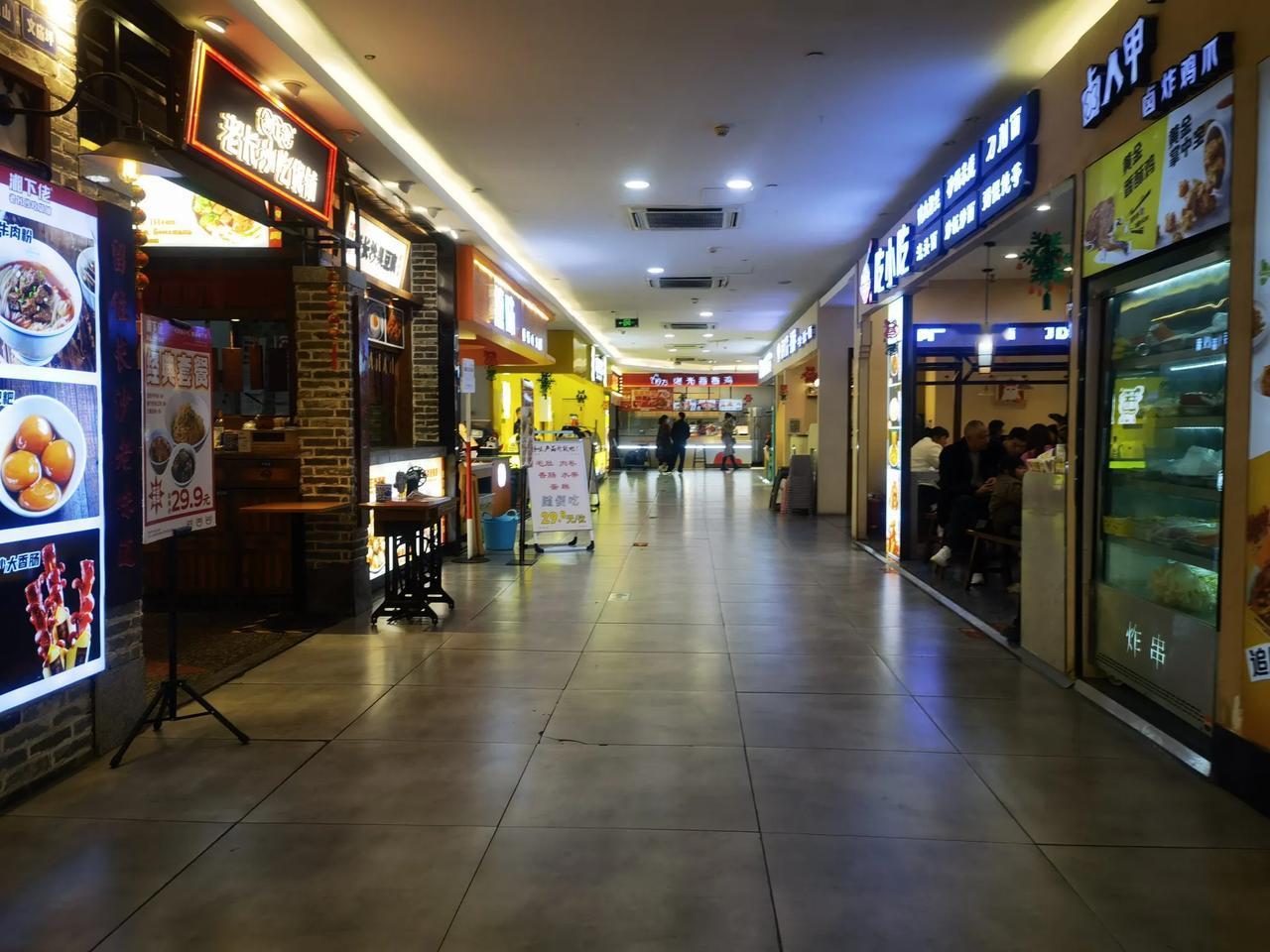 新亚负一楼小吃也多了许多空铺子！原来多少人要挤进来！你们赚钱了吗