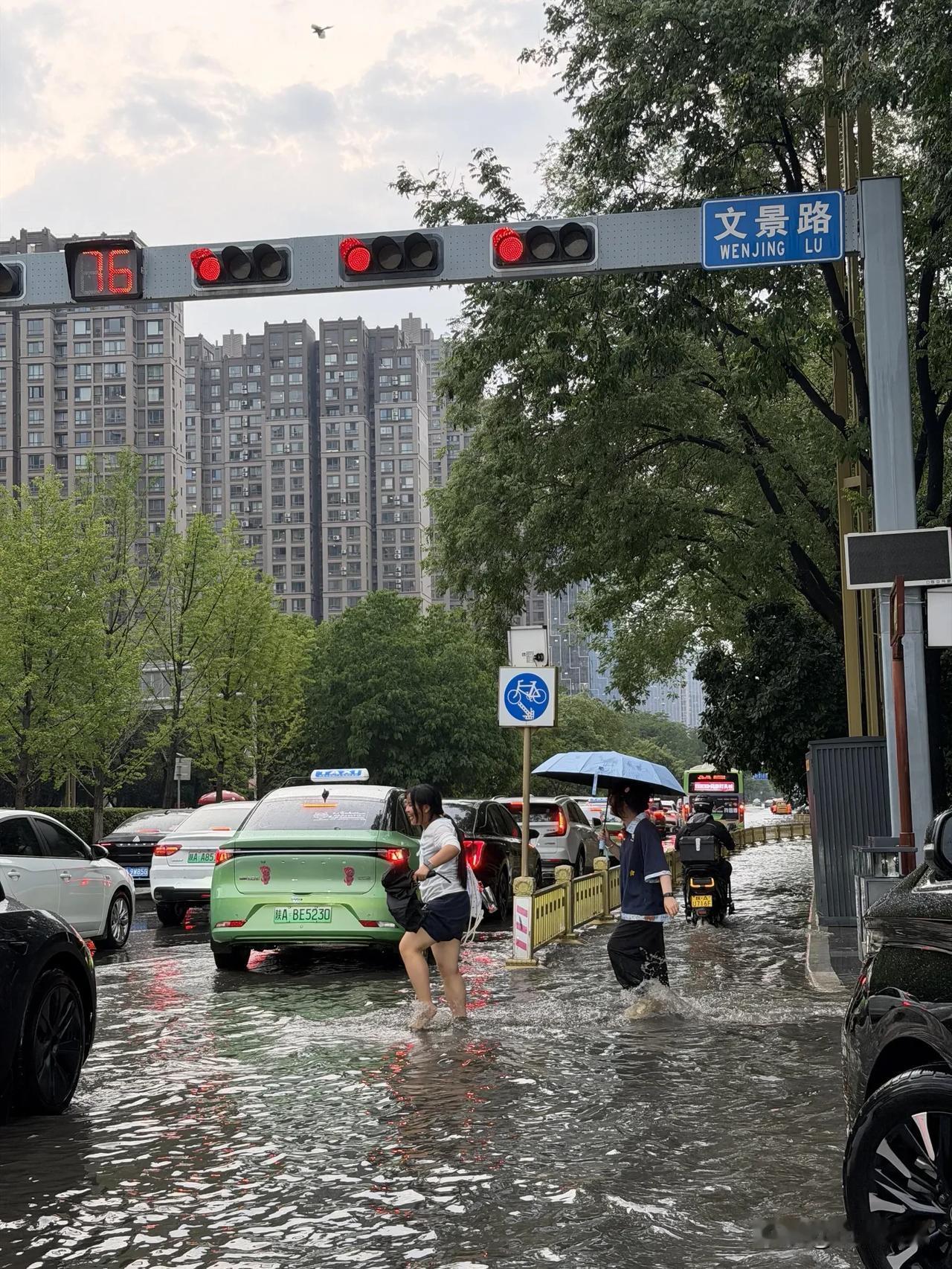 “雨大成怂了！”——7月14号傍晚，西安人让老天爷给“泡”了个透
（西安大雨一）