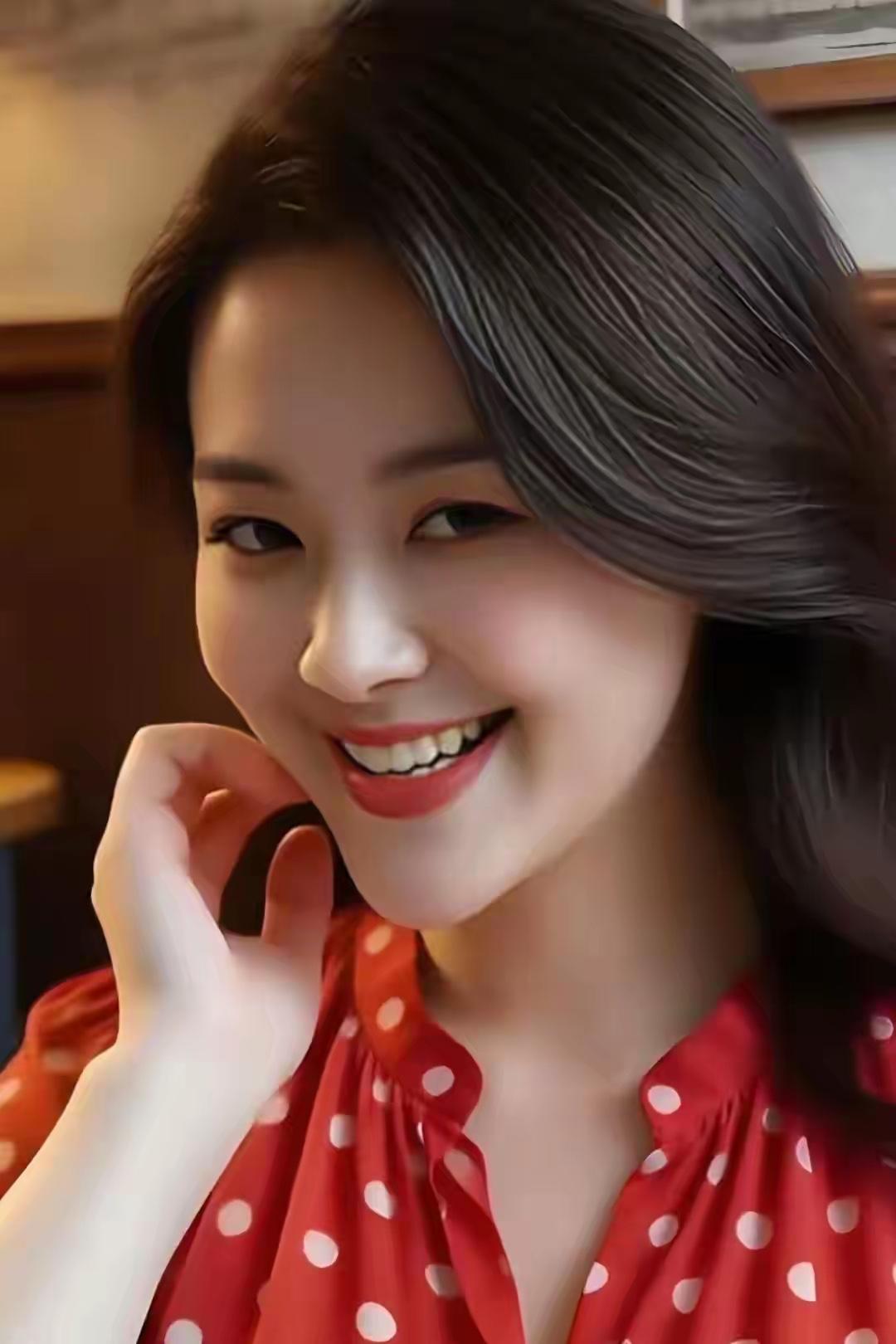 她把复古穿在身上，
红底白点，是岁月的浪漫。
笑容撞碎光影，
像一杯温热的酒，