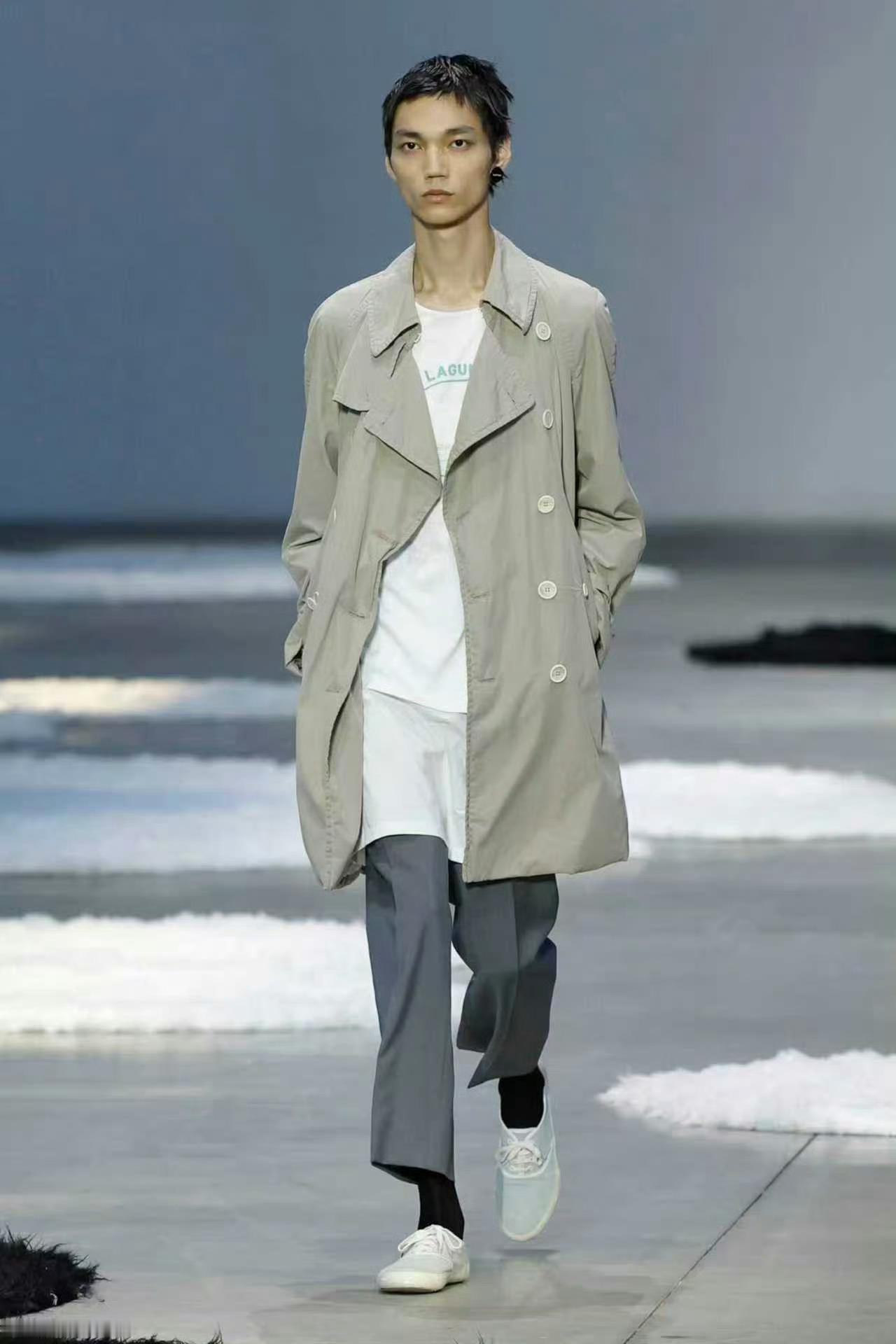 苏新皓Prada探店上身SS26秀款 苏新皓Prada米兰探店上身SS26秀款！