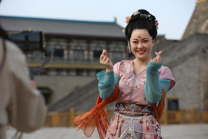 王语嫣母亲李青萝，也就是王夫人，出身那是相当好，父母是无崖子和李秋水，养父还是丁