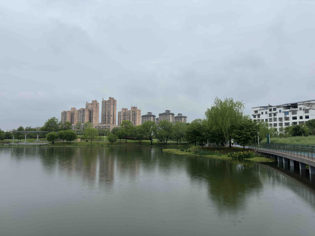 脑眩晕的烦恼。
本来是好好的在手机里写头条，写好一篇刚刚发出去，双眼好不容易离开