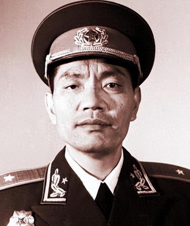 1959年将军回乡探亲，正好撞上哥哥带着全家外出要饭，当地官员却个个都是油光满面